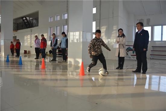 足球技艺之光，脚内侧传接球的精妙瞬间