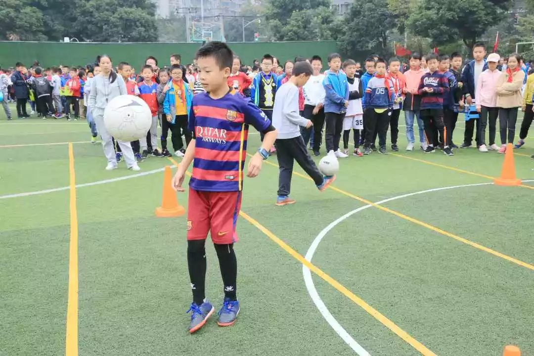 小学足球脚内侧踢球教案，激发兴趣，掌握基础