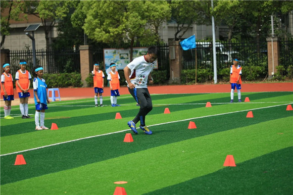 小学体育足球脚内侧传接球教学设计，激发兴趣，培养技能