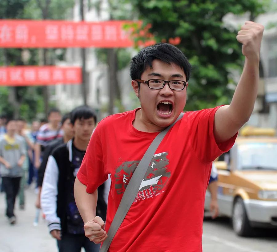 考场上的巨人 记2米3高考生的不凡之旅考场现2米23高考生比姚明高吗